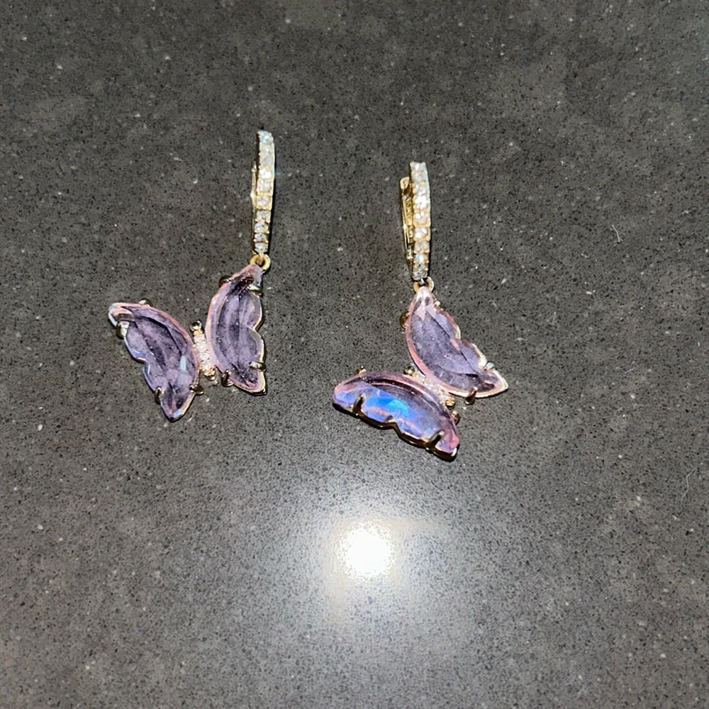 Purple crystal wing butterfly earrings in gold tone with rhinestones - Picture 1 of 3